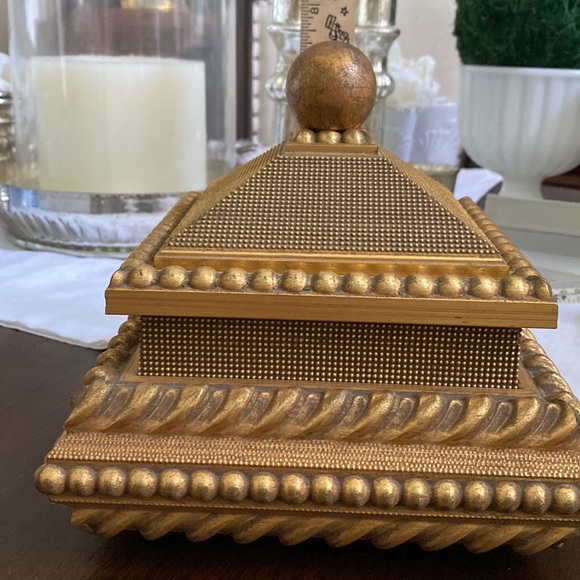 Decorative gold fancy box with lid, velvet lined - Picture 6 of 6
